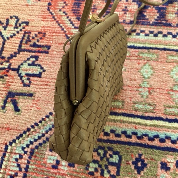 Taupe Woven Vegan Leather Crossbody Handbag - Picture 4 of 7